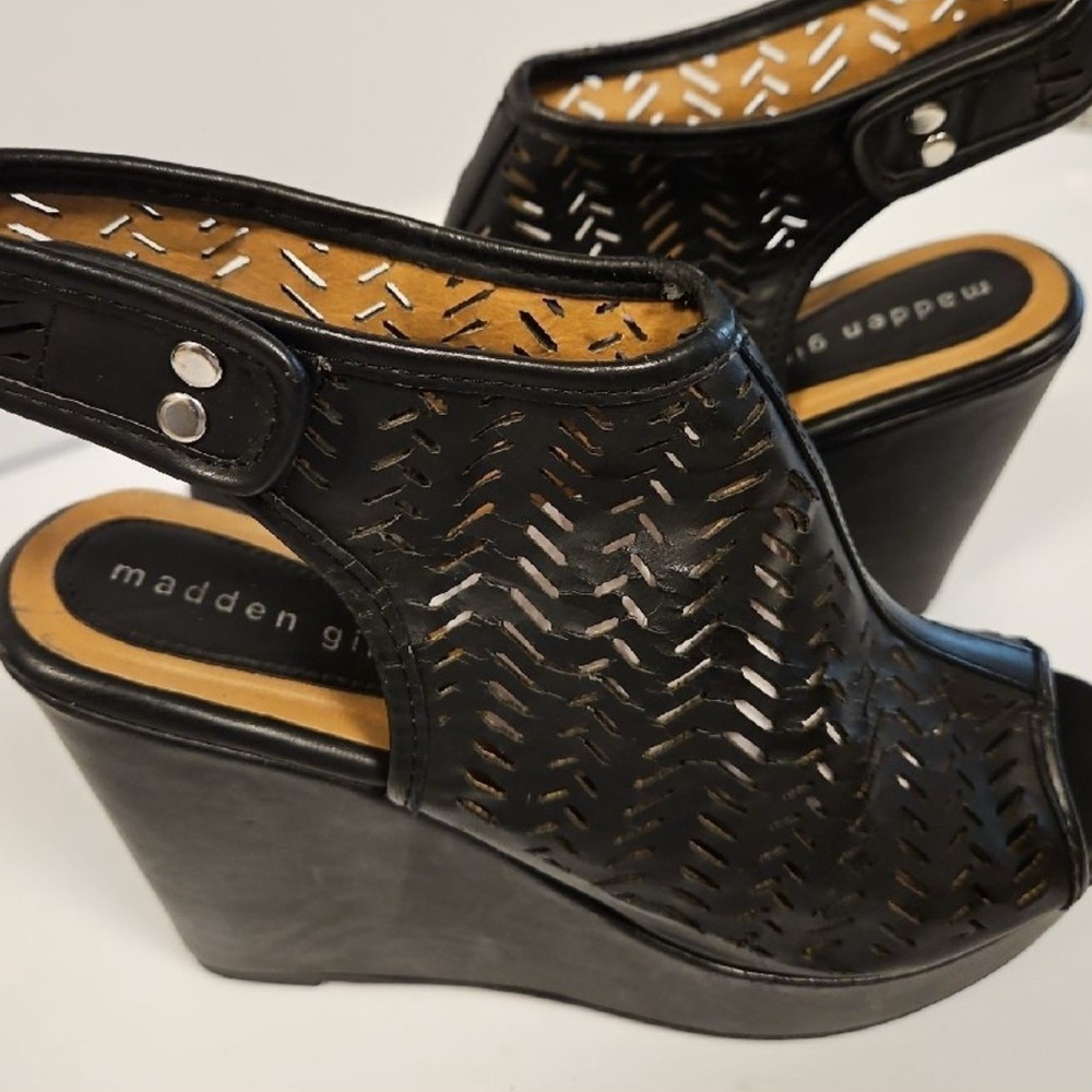Madden Girl Black Wedge Sandals sz 9